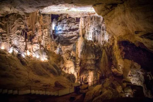 Le Mazagran vous fait découvrir la Grotte Chauvet, site préhistorique inscrit au patrimoine mondiale de l'Unesco, Saint-Paul-Trois-Châteaux, La Villa Tria Castella