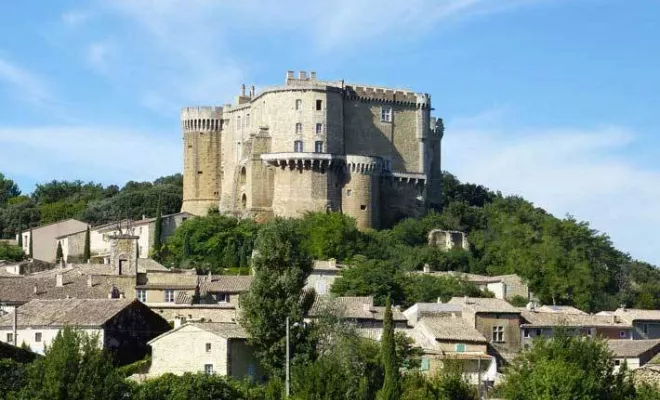 Revivez l'Élégance et la Tradition au Tournoi de Jeu de Paume de Suze-la-Rousse le 11 et 12 mai 2024, Saint-Paul-Trois-Châteaux, La Villa Tria Castella