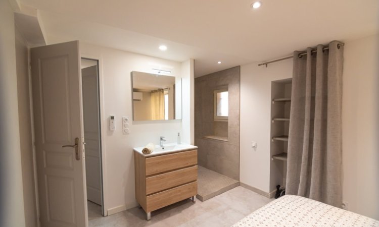 Salle de bain avec douche à l'italienne