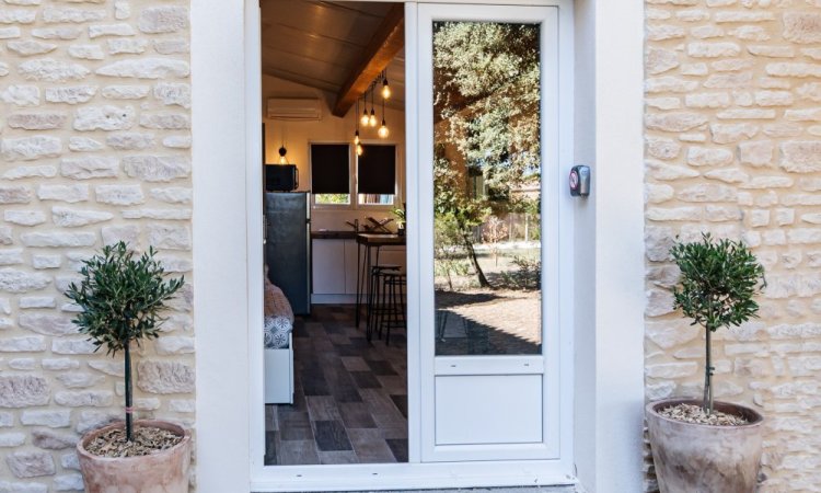 Ô chalets de provence, le studio avec piscine et jardin